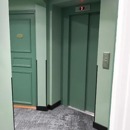 Hotel B Square 3*