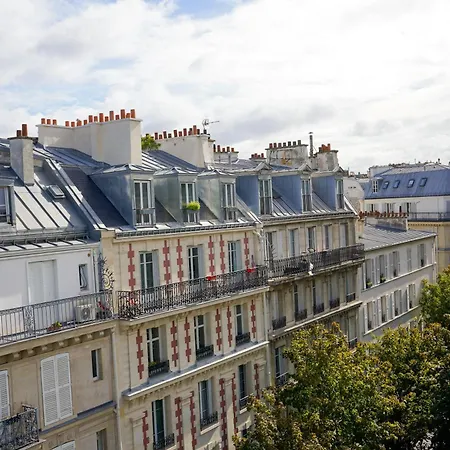 Joli Mome باريس