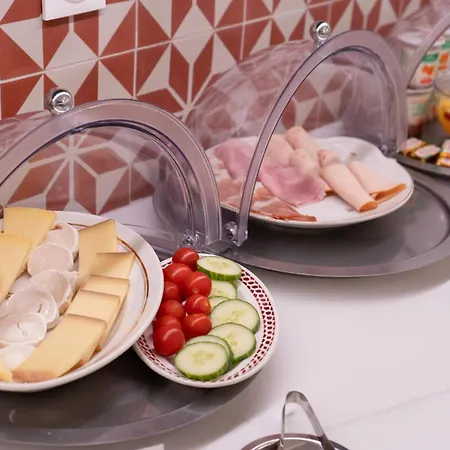 Joli Mome باريس