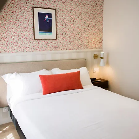 Joli Mome باريس