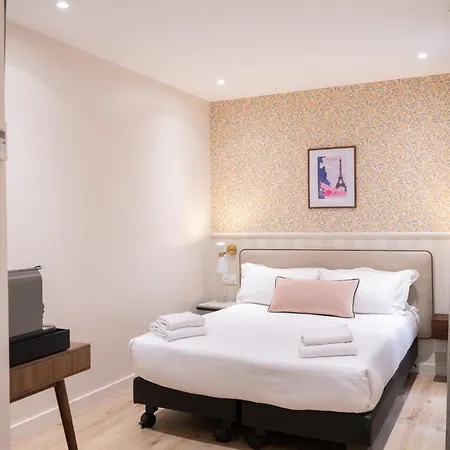 Joli Mome باريس