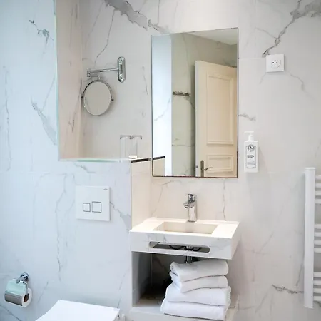 Joli Mome فندق 3*